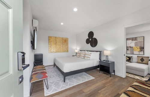 South Oceanside Hotel | South Oceanside Bungalow 11 - Luxury King Suite + Patio