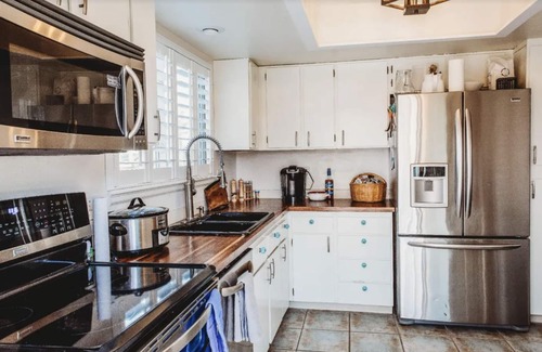 Northridge House | South of DenvernSleeps 8-10 comfortably, lots of parking, quiet neighborhood.