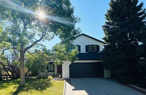 Northridge House | South of DenvernSleeps 8-10 comfortably, lots of parking, quiet neighborhood.