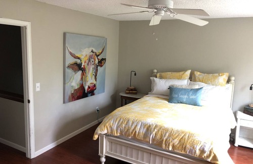 Northridge House | South of DenvernSleeps 8-10 comfortably, lots of parking, quiet neighborhood.