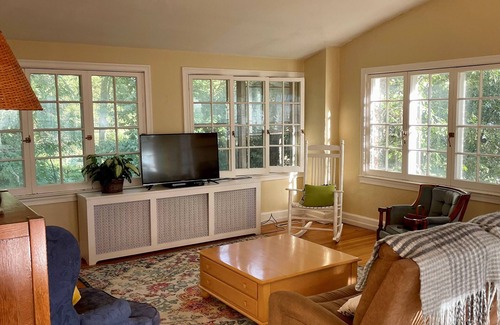 Des Moines Apartment | South of Grand Carriage House- minutes from downtown Des Moines