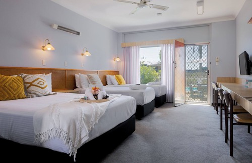 Tuncurry Hotel | South Pacific Palms Motor Inn