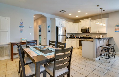 South Padre Island Apartment | South Padre Island Condo with Shared Outdoor Pool!