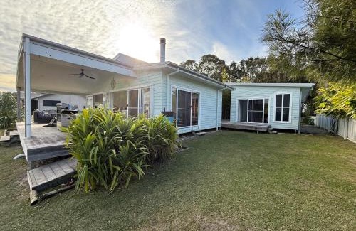 Gold Coast House | South Stradbroke Island Waters 4 bed, 3 bath, 10 guests, private beach & pontoon