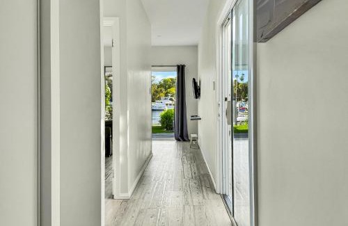 Gold Coast House | South Stradbroke Island Waters 4 bed, 3 bath, 10 guests, private beach & pontoon