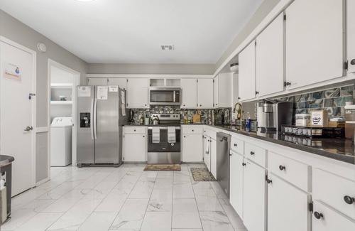 South Tulsa House | South Tulsa Luxury | 2000sf King 75"TV BBQ Yard