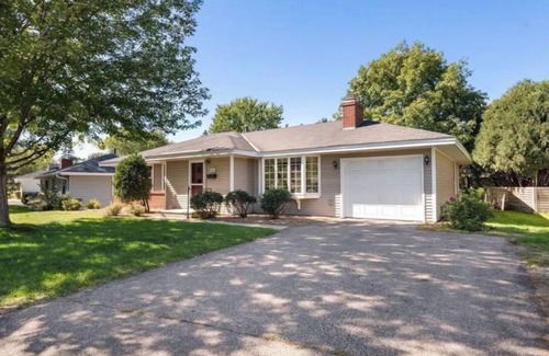 Edina House | Southdale Stinger! Modern 5+BR near it all