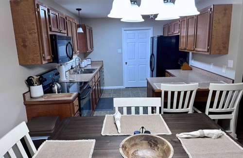 Leesville House | Southern Charm 3B/2B Brick home