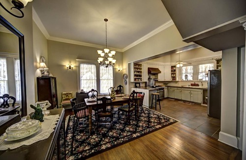East Natchitoches House | Southern Charm, restored 1901 Home sleeps 10, 4 queen beds, 1 full bed, 1twin