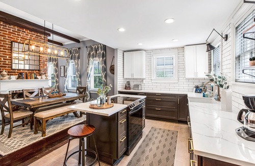 Historic Downtown Savannah House | Southern Charm w/High-end Modern Amenities + Parking by Lucky Savannah