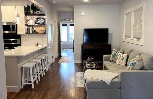 Monte Vista House | Southern Comfort Cottage-Walk to Trinity Univ!