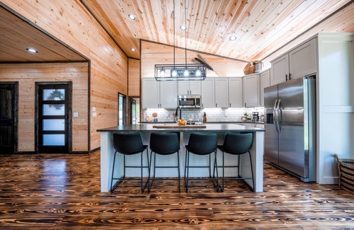 Broken Bow Cabin | Southern Leisure in Broken Bow - Modern Luxury Cabin w/Hot Tub and Fireplace