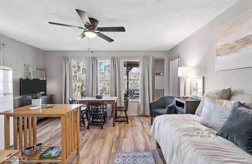 Uncertain Cottage | Southern Pearl- Lakefront with Canoes, Caddo Shores Cabins, Uncertain, Texas