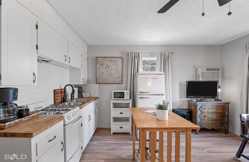 Uncertain Cottage | Southern Pearl- Lakefront with Canoes, Caddo Shores Cabins, Uncertain, Texas