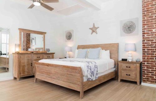 Uptown - Upper Duval Bed & Breakfast | Southernmost Point Guest House & Garden Bar
