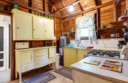 Town of Southold Town Cottage | Southold Cottage w/Patio & Grill - Walk to Beach!