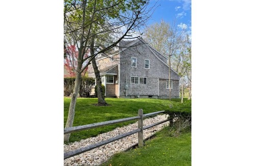 Southold House | Southold near vineyard & beach