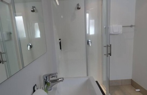 Whangamata Hotel | Southpacific Motel and Conference Centre