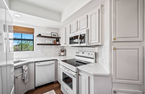 Tucson Condo | Southwestern Style 2 BR Condo w/City & Mountain Views in the Catalina Foothills