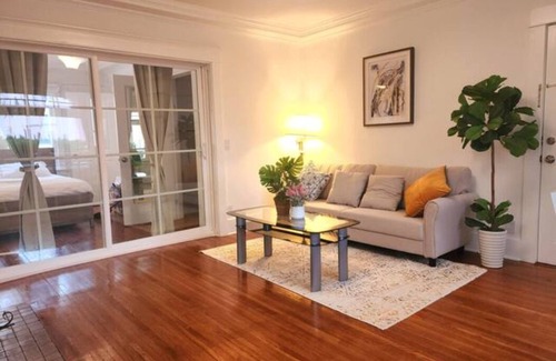 Alhambra Apartment | SP18 Prime location LUXE 2Bedroom/1Bath Apartment kingsize bed!