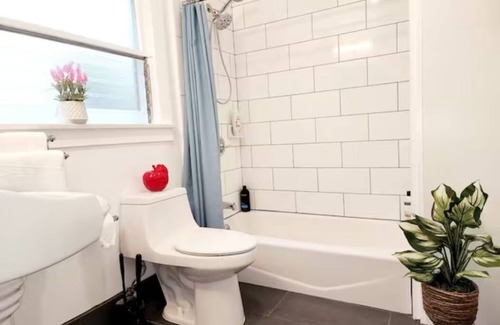 Alhambra Apartment | SP18 Prime location LUXE 2Bedroom/1Bath Apartment kingsize bed!