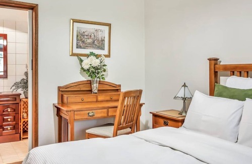 Mount Dandenong Cottage | Spa Cottage in 7 acre Rain Forest Paradise