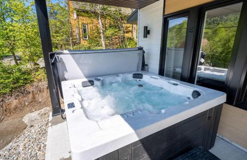 Notre-Dame-Auxiliatrice-de-Buckland Ski Chalet | Spa Mountain Pool table - Le Haut 132