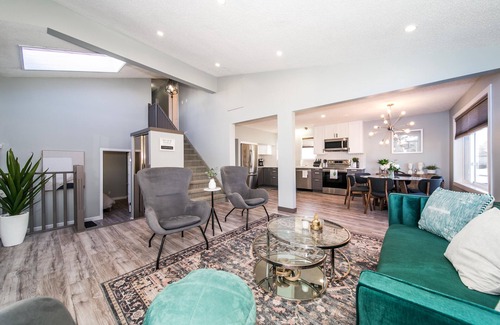 Southwest Edmonton House | Spa Oasis🌴Heated Pool★BBQ | A/C★Gym & Yoga Studio