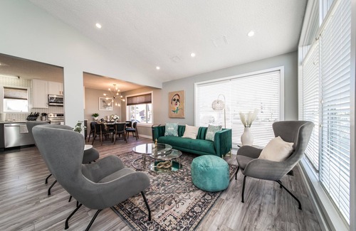 Southwest Edmonton House | Spa Oasis🌴Heated Pool★BBQ | A/C★Gym & Yoga Studio