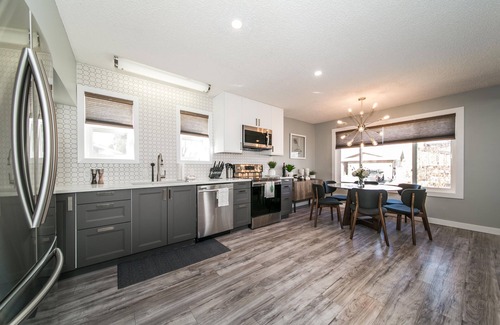 Southwest Edmonton House | Spa Oasis🌴Heated Pool★BBQ | A/C★Gym & Yoga Studio