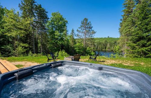 Saint-Alphonse-Rodriguez Ski Chalet | Spa pool Private Lake - Chalet Hello