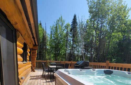 St-Adolphe-d'Howard Ski Chalet | Spa & Pool table - Le Massif