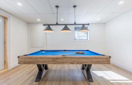 St-Adolphe-d'Howard Ski Chalet | Spa & Pool table - Le Massif