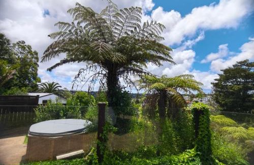 Glenfield Villa | Spa Retreat Spacious 7 BRS 3 Baths Movie Lounge nice Garden with Parking