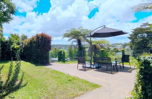 Glenfield Villa | Spa Retreat Spacious 7 BRS 3 Baths Movie Lounge nice Garden with Parking