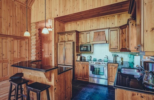 Fiddler Lake Resort Ski Chalet | SPA /Sauna /Exterior Pool /Lake /Bee
