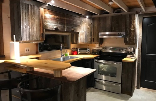 Labelle Ski Chalet | Spa, sauna, fishing, downhill skiing Pets welcome!