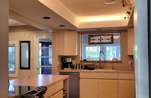 White Lake House | Spacious Lake front cottage, room for the whole family. Excellent fishing.