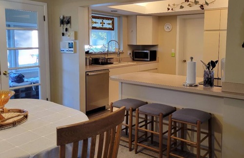 White Lake House | Spacious Lake front cottage, room for the whole family. Excellent fishing.