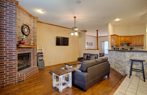 Edmond House | Space and lots of Comfort with 2,400 sq ft!