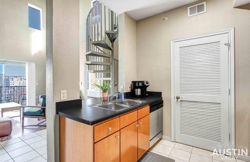 West Campus Apartment | Space for 8 Near Downtown Easy Walk to UT Campus