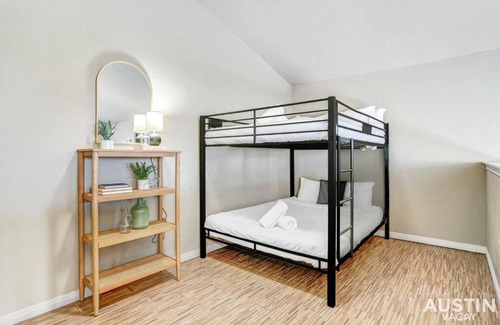 West Campus Apartment | Space for 8 Near Downtown Easy Walk to UT Campus