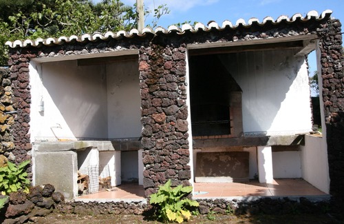 Praia da Vitoria House | Space suitable for families, with gardens, vegetables and seasonal fruit