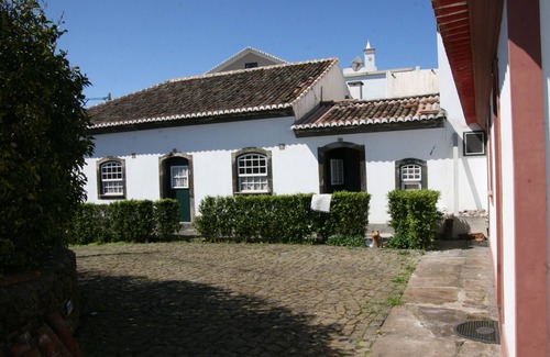 Praia da Vitoria House | Space suitable for families, with gardens, vegetables and seasonal fruit