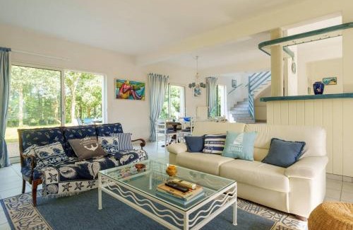 Crach Villa | Spacieuse Villa à Crac'h : 4 Ch. pour 8 Pers., Beau Jardin, Proche Plages et WiFi - FR-1-477-244