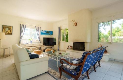Crach Villa | Spacieuse Villa à Crac'h : 4 Ch. pour 8 Pers., Beau Jardin, Proche Plages et WiFi - FR-1-477-244