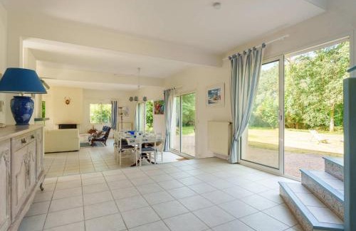Crach Villa | Spacieuse Villa à Crac'h : 4 Ch. pour 8 Pers., Beau Jardin, Proche Plages et WiFi - FR-1-477-244
