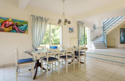 Crach Villa | Spacieuse Villa à Crac'h : 4 Ch. pour 8 Pers., Beau Jardin, Proche Plages et WiFi - FR-1-477-244