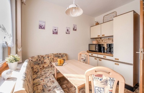 Titmaringhausen Apartment | Spacious Forestside Apartment