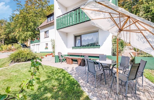 Titmaringhausen Apartment | Spacious Forestside Apartment